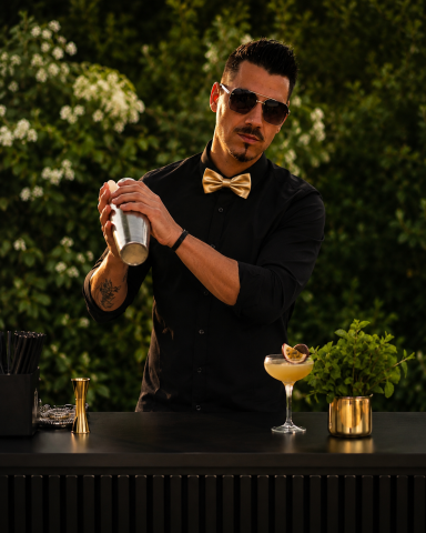 Bartender mixt Cocktails hinter einer Bar, Hochzeit, Event