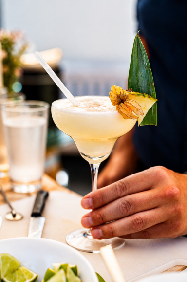 Ein erfrischender Cocktail mit Ananas und einer Dekoration aus einer Blüte. Pina Colada