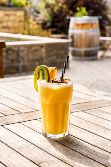 Ein erfrischender, fruchtiger Cocktail mit Kiwi und Limette in einem Glas.