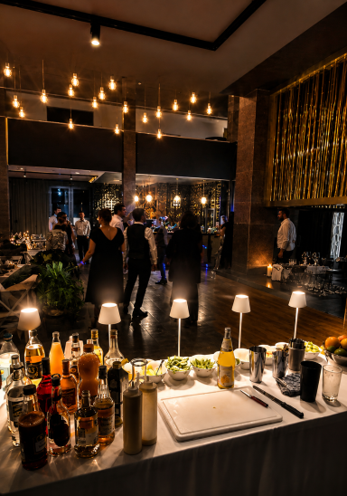Bartender mixt Cocktails hinter einer Bar, Hochzeit, Event, Mobile Bar